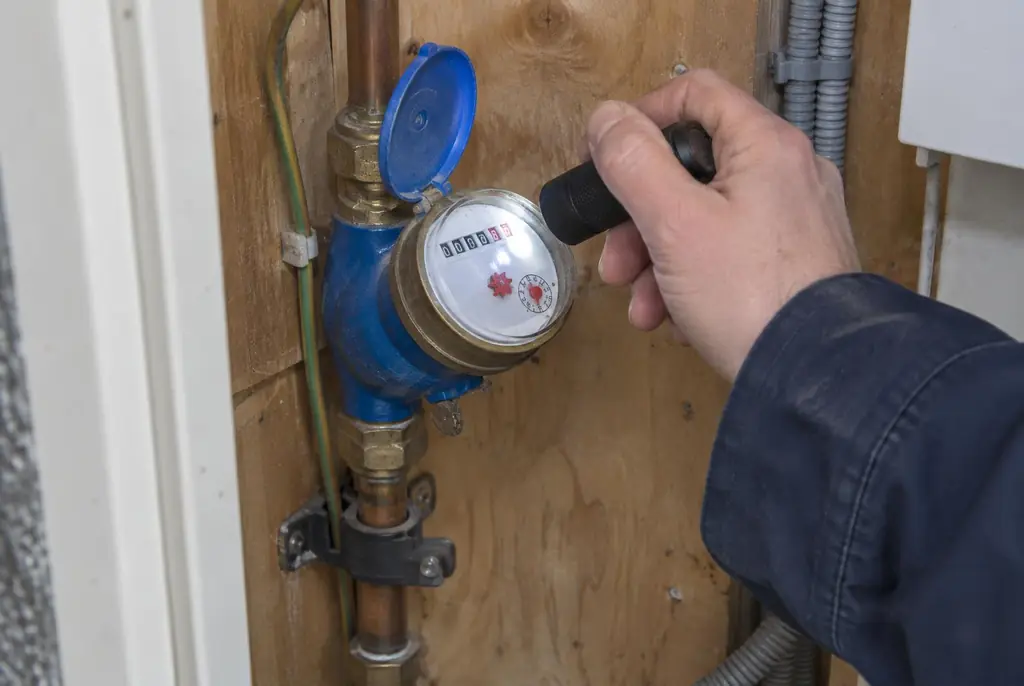 Lekdetectie Ede – watermeter in de meterkast controleren met een zaklamp
